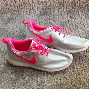 Nike Big Girls Roshe Run Shoes